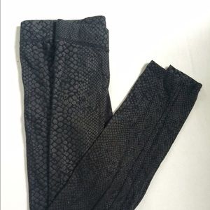 VICTORIAS SECRET PINK LEGGINGS SNAKESKIN PRINT