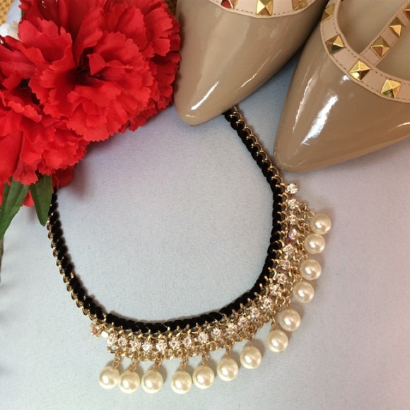 Jewelry - Pearl Statement Necklace