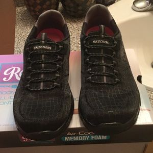 NEW BLACK SKECHERS