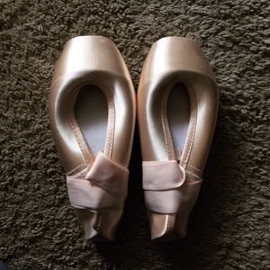 🔴 Gaynor Minden Pointe Shoes