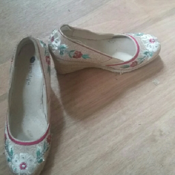 Two lips wedges