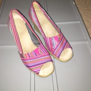 Toms size 6 pink is the main color