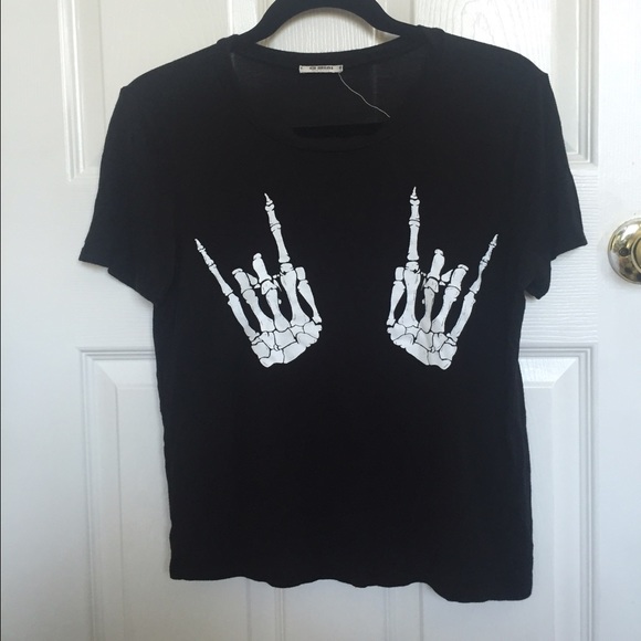 Black and white skull t-shirt
