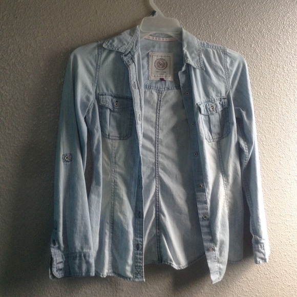 Collar shirt.. Light wash