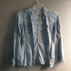 Collar shirt.. Light wash