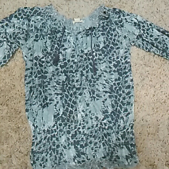 Mid-sleeve shirt
