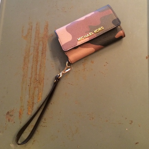 Michael Kors Handbags - Michael Kors Wristlet