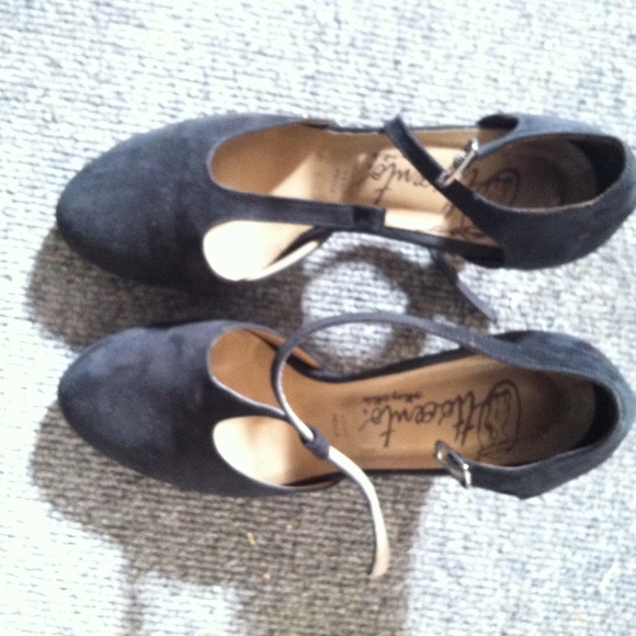 Shoes - Picture 4 of 4