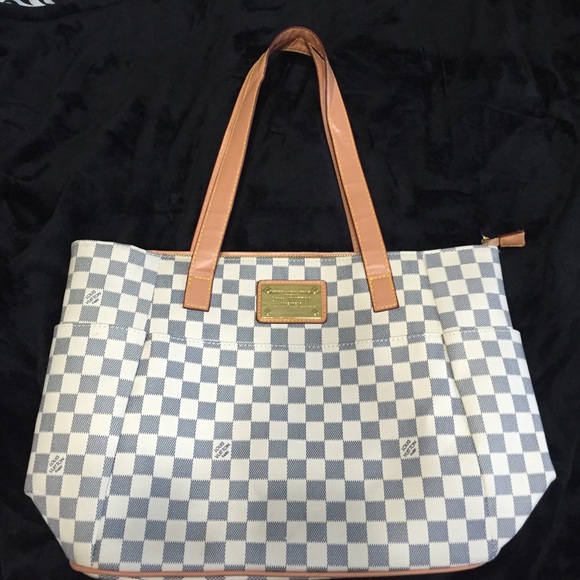 Fashion handbag! Insignia throughout!