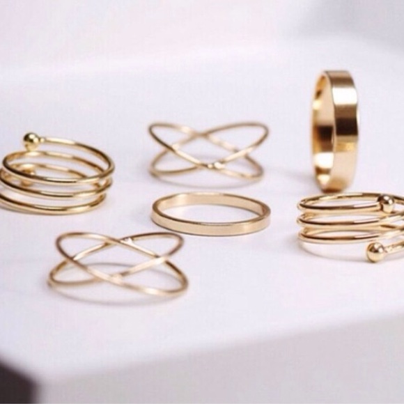 Jewelry - Golden six piece ring set