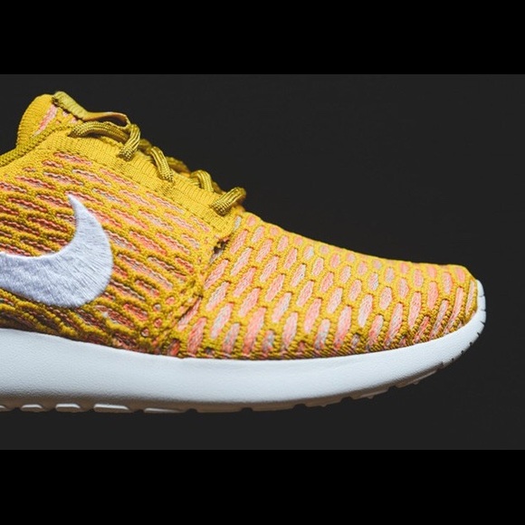 SOLD!! Nike FlyKnit Roshe Run Sneaker - Picture 2 of 4