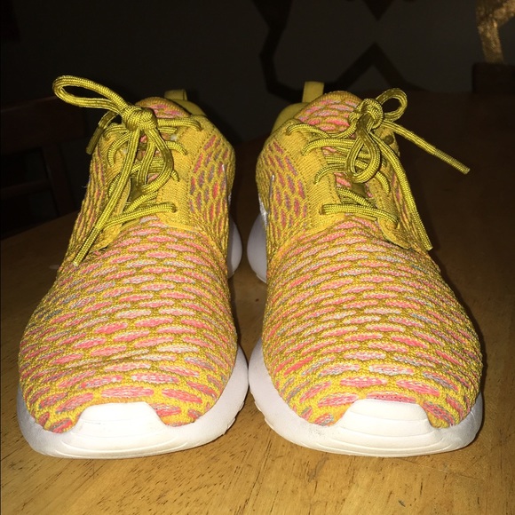 SOLD!! Nike FlyKnit Roshe Run Sneaker - Picture 3 of 4