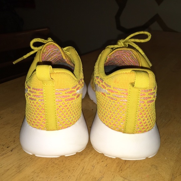 SOLD!! Nike FlyKnit Roshe Run Sneaker - Picture 4 of 4
