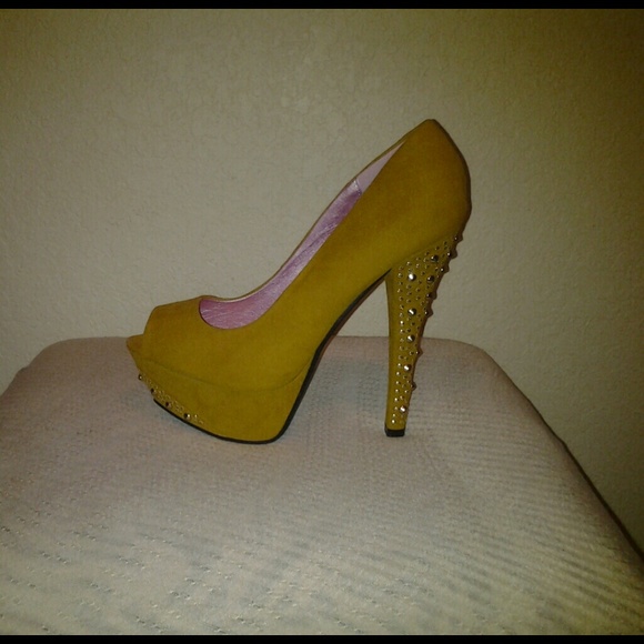 Heels - Picture 2 of 4