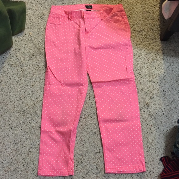 Size 5 (jrs) small pink polka dot capris