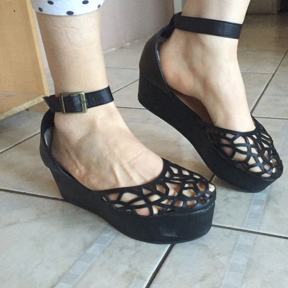 Black flatforms x UO kimchi blue