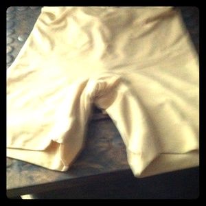 BEIGE SPANX SHAPER MID THIGH. SOFT MATERIAL. Med.