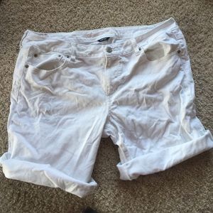 American Eagle White Shorts, size 18