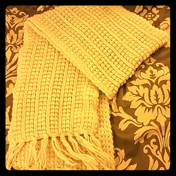 Large knitted scarf in white/cream