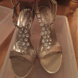 Gold glittery pumps!