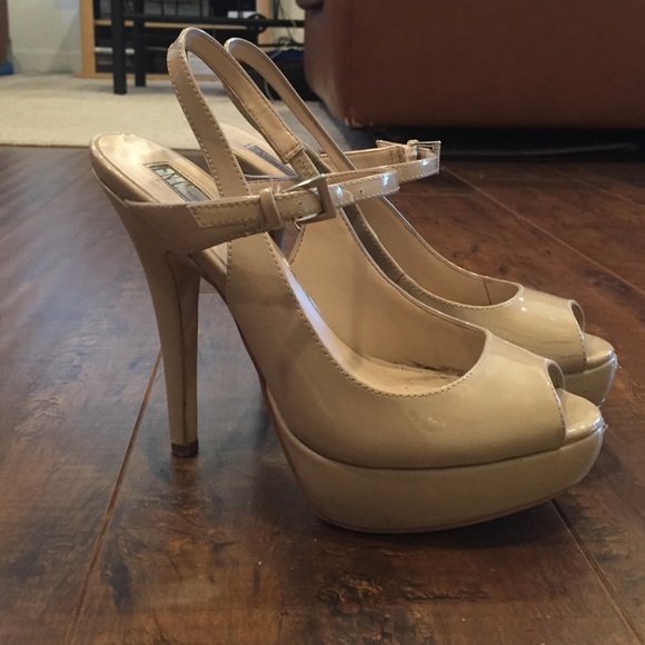Awesome nude INC strappy heels!👡
