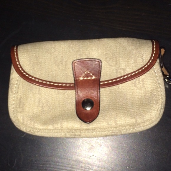 SOLD🎉Classic Dooney & Bourke beige wristlet