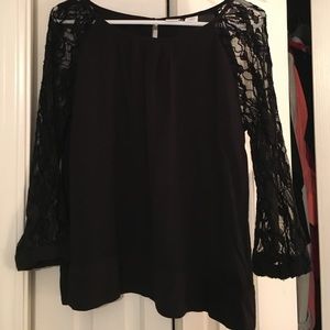 Black top w lace sleeves. Perfect 4 work or play!