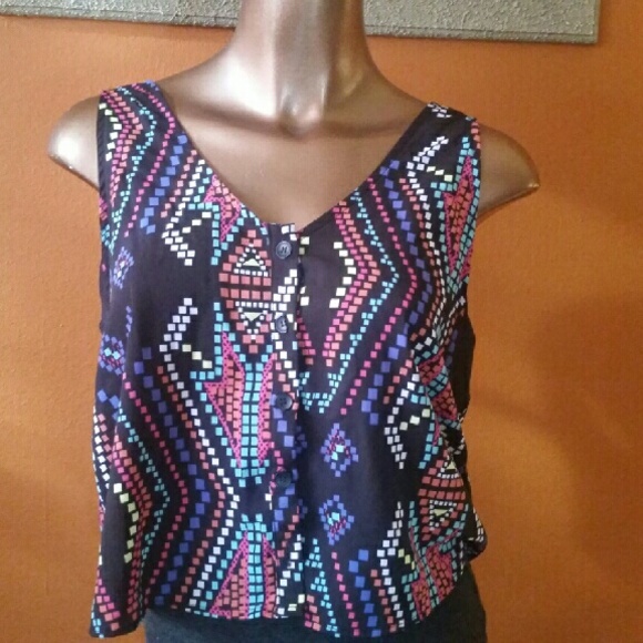 Multi color and shape crop top!