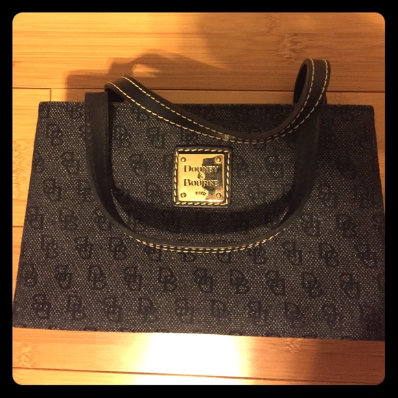 💕Sale🎉Dooney & Bourke "Tiny East/West" Bag
