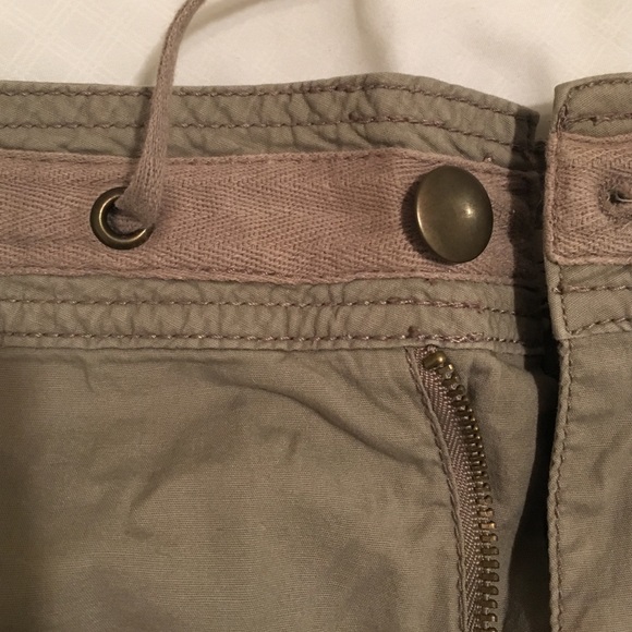 Forever 21 size 28 cargo shorts - Picture 3 of 3