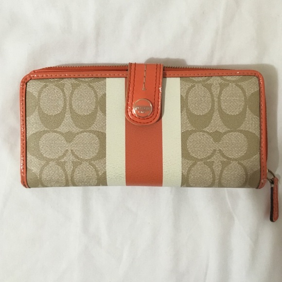 Coach wallet in smooth leather☀️