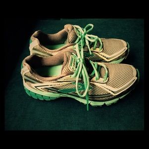 Womens Brooks running shoes. Sz 8