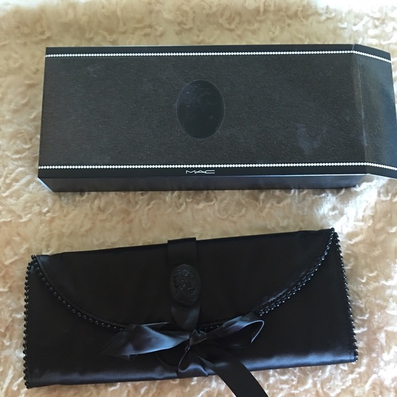 MAC travel roll up case