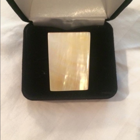 Beautiful Mother of Pearl Ring & earrings - Picture 2 of 4