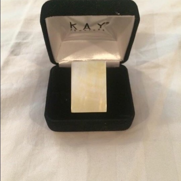 Beautiful Mother of Pearl Ring & earrings - Picture 4 of 4