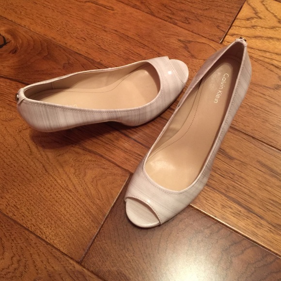 NWOT Calvin Klein Peep Toe Pumps Size 8