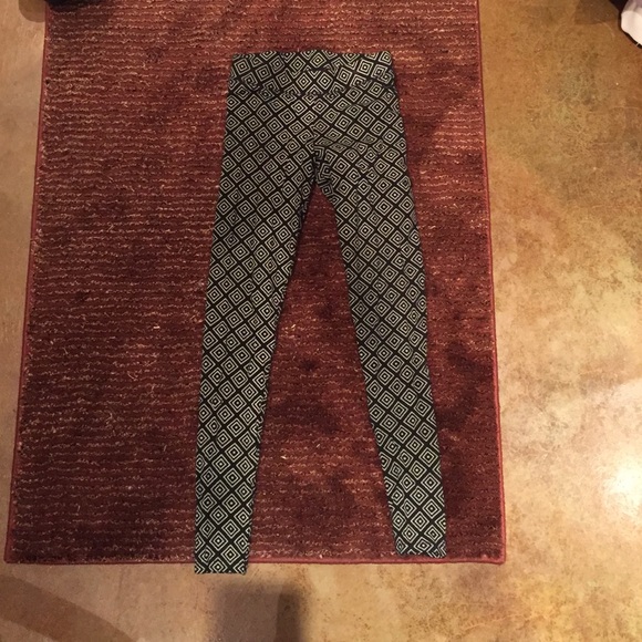 Tribal ish pattern VS PINK leggings