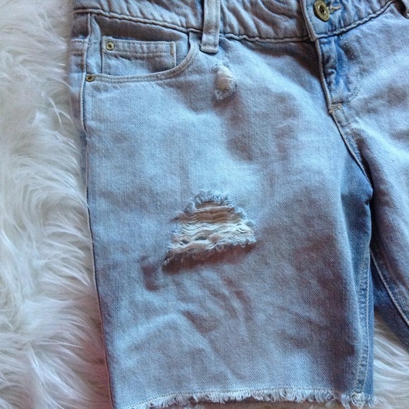 Light Wash Distressed Cutoff Shorts ⭐️ - Picture 2 of 3
