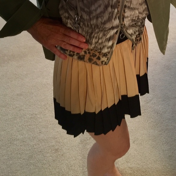 Ya LosAngeles Pleated Mini Skirt🌺 NWT - Picture 2 of 4