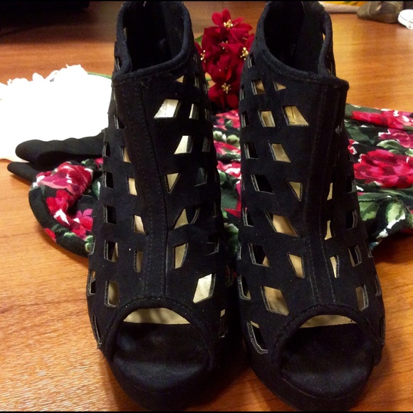 **SALE**Gorgeous EZZA Heels - Picture 2 of 4