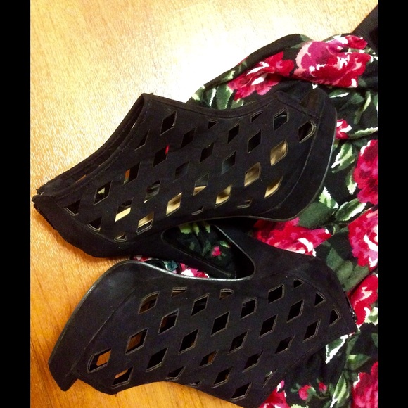 **SALE**Gorgeous EZZA Heels - Picture 3 of 4