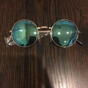 Blue/ teal circle frame sunglasses