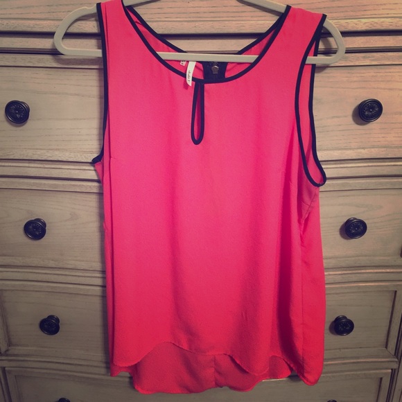 Sleeveless coral and black top - Picture 1 of 2