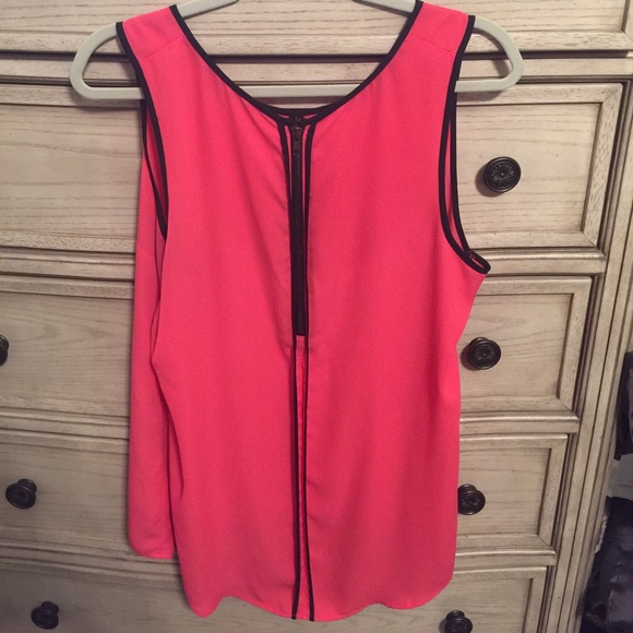 Sleeveless coral and black top - Picture 2 of 2