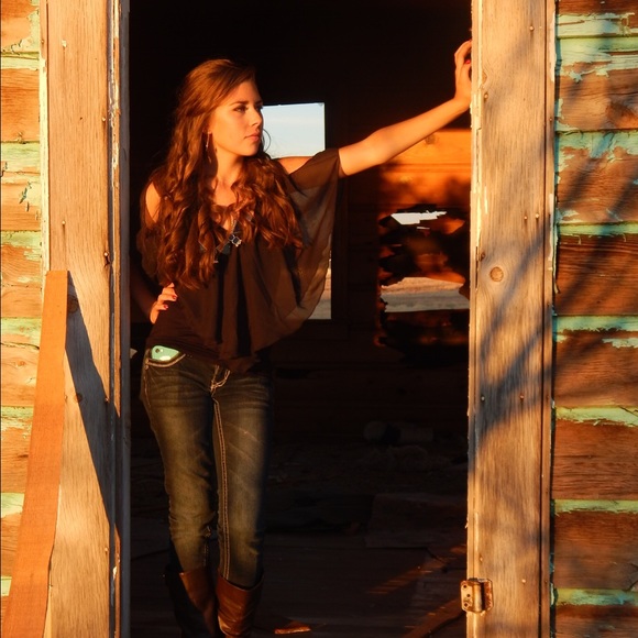 Meet your Posher, Alyssa - Picture 1 of 1
