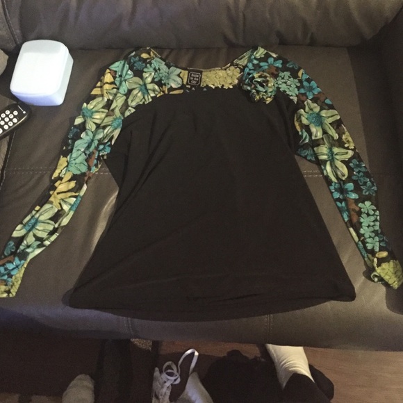 3/4 sleeve Suzie in the city top.