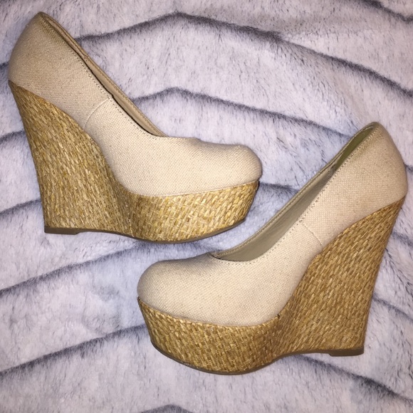🌸 Cream wedges!!!! Super comfortable
