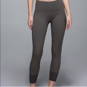 Brand new pair lulu lemons size 6!