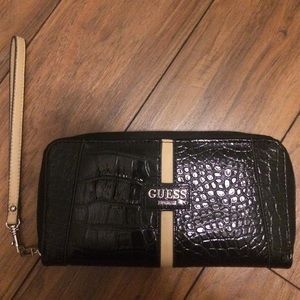 😍Beautiful Snake Skin Guess Wallet😍