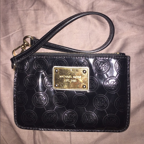 Beautiful Michael Kors patent leather wristlet